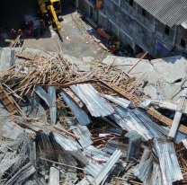 Se derrumbó el edificio de una escuela: hay 53 fallecidos