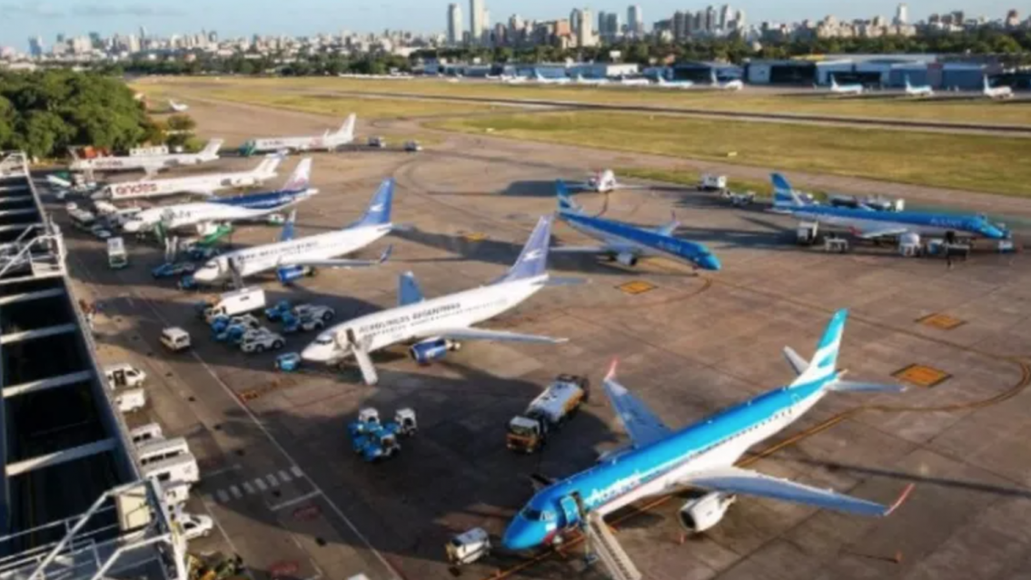 Pilotos amenazan los vuelos en la previa del fin de semana largo: �demoras y cancelaciones?