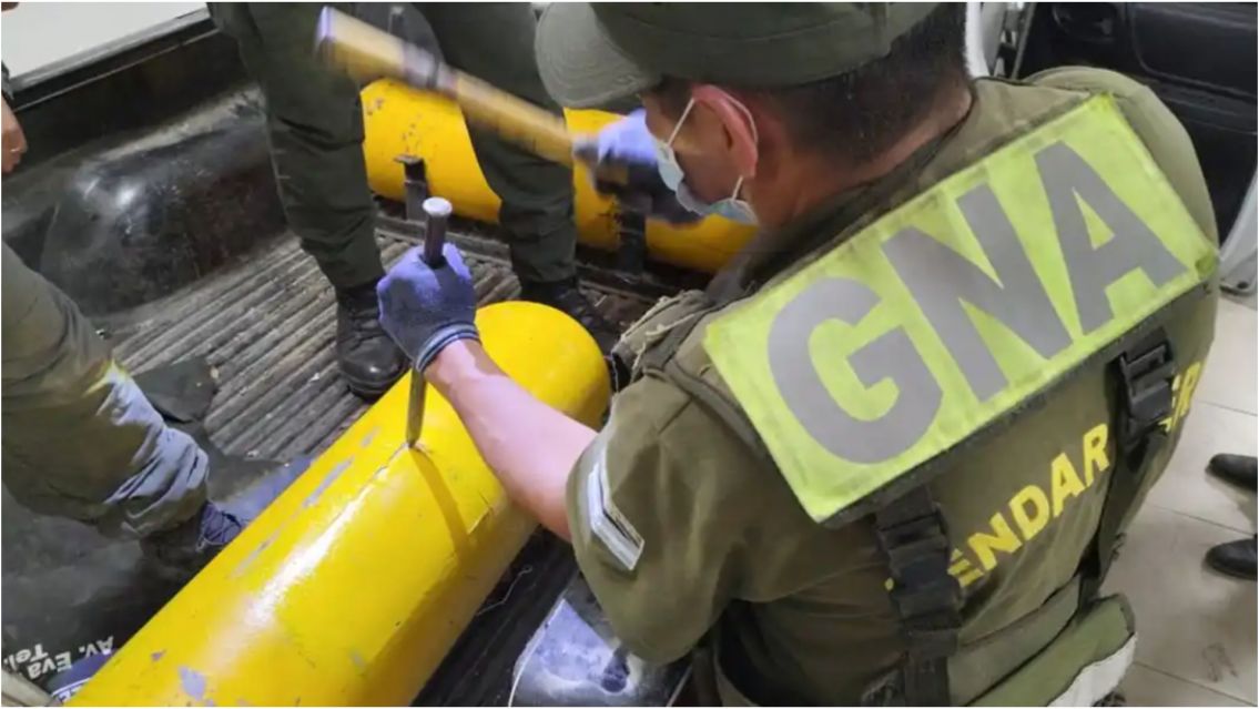 Cayeron dos norteños con más de 80 kilos de droga escondidos en su camioneta