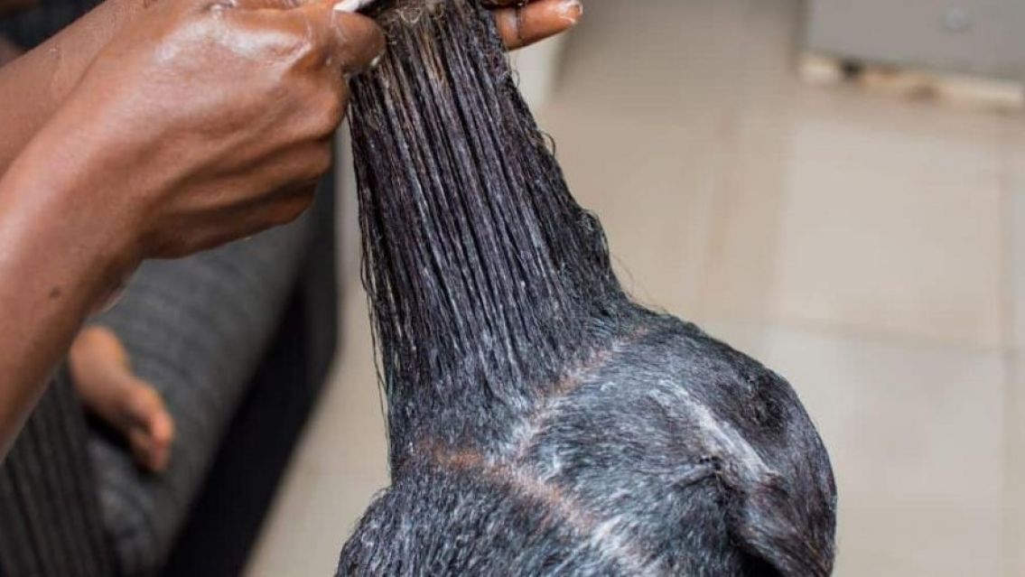 Fue a hacerse el alisado y la escracharon por deber plata: "Tu..."