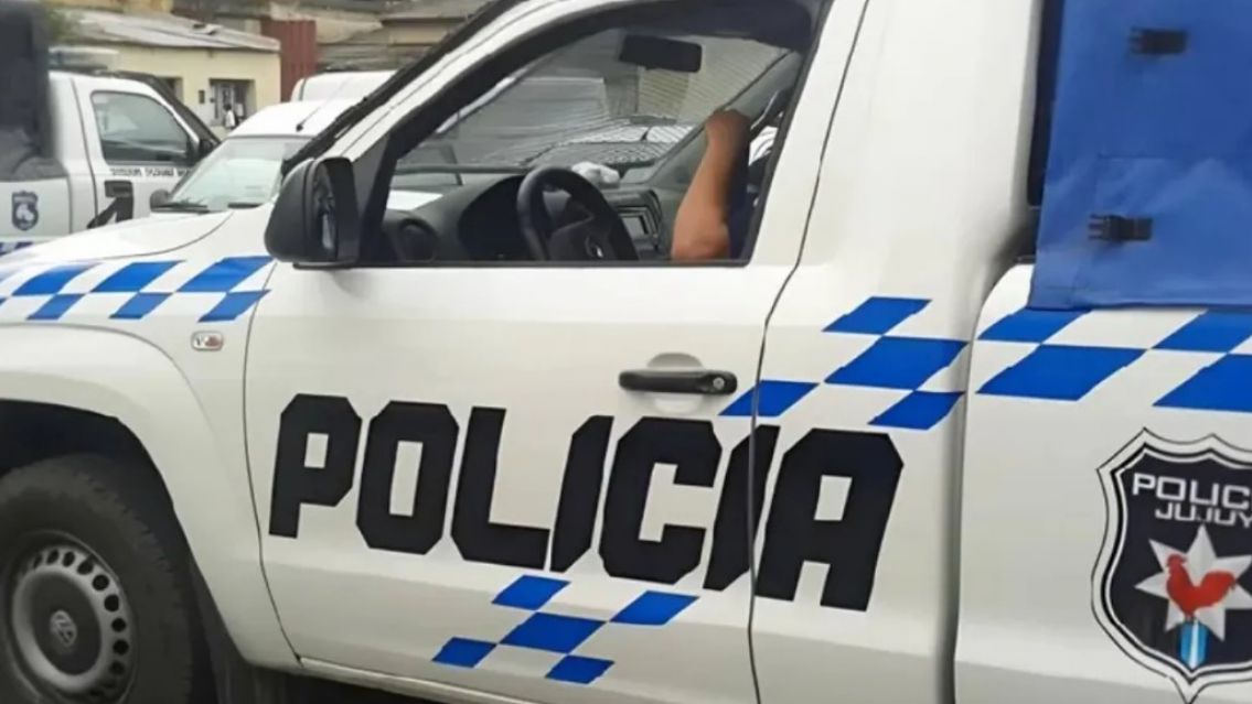 Se hizo el "Toretto" con la "chata" y se llev� puesto un patrullero de la polic�a de Jujuy