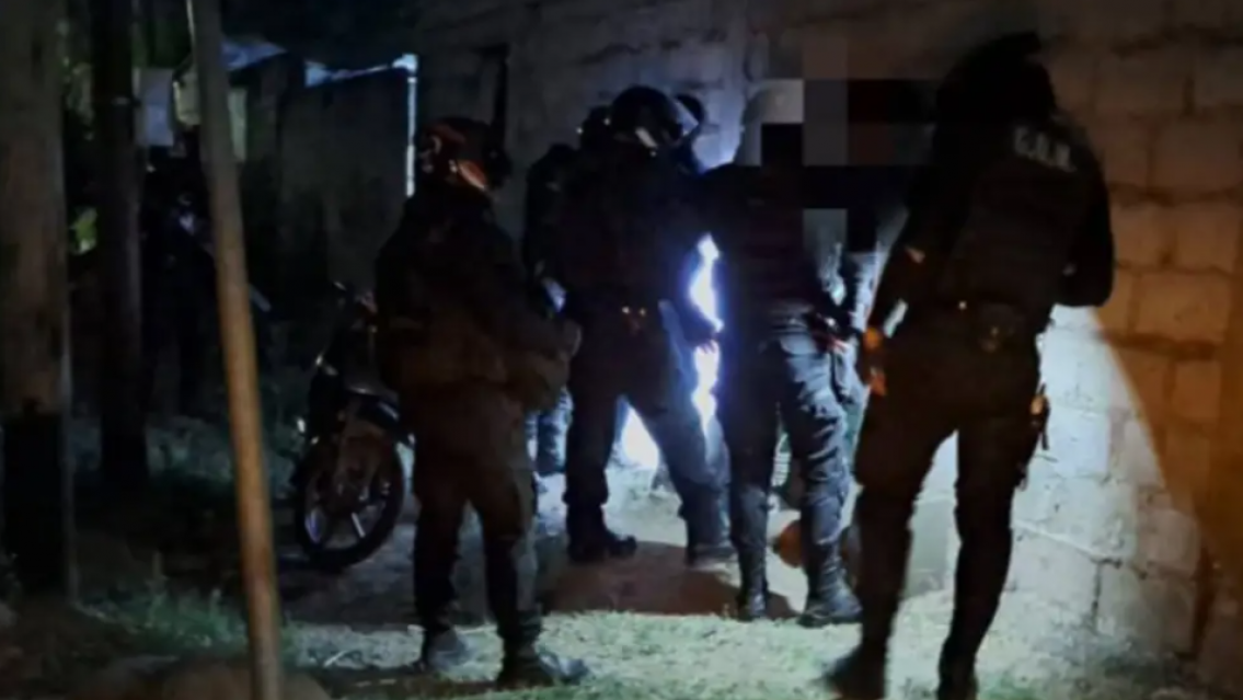 Tremendo operativo policial en Libertador con varios detenidos