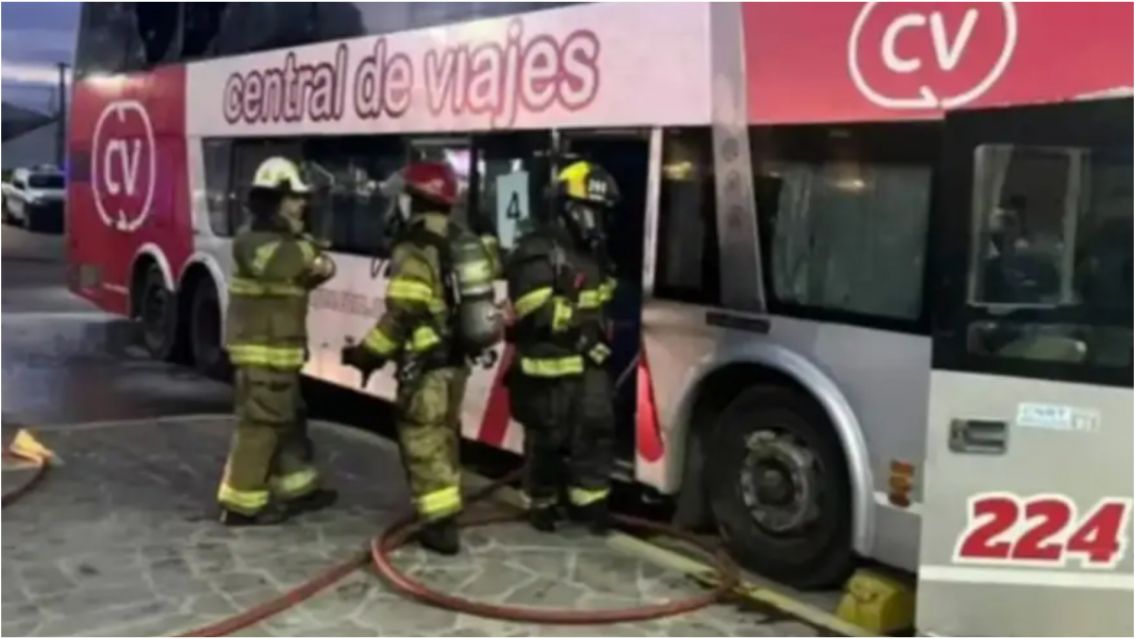Hinchas de Deportivo Madryn prendieron fuego el bondi que los iba a llevar a la final