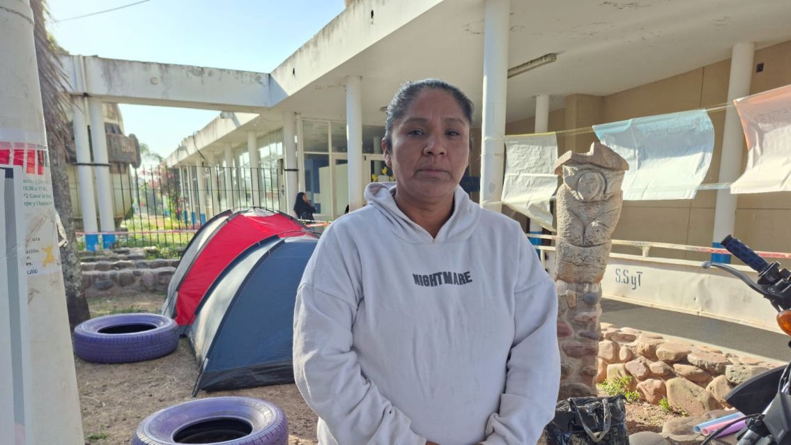 Palpalá: Patricia Tito acampa frente a la intendencia, nunca le dieron el trabajo prometido