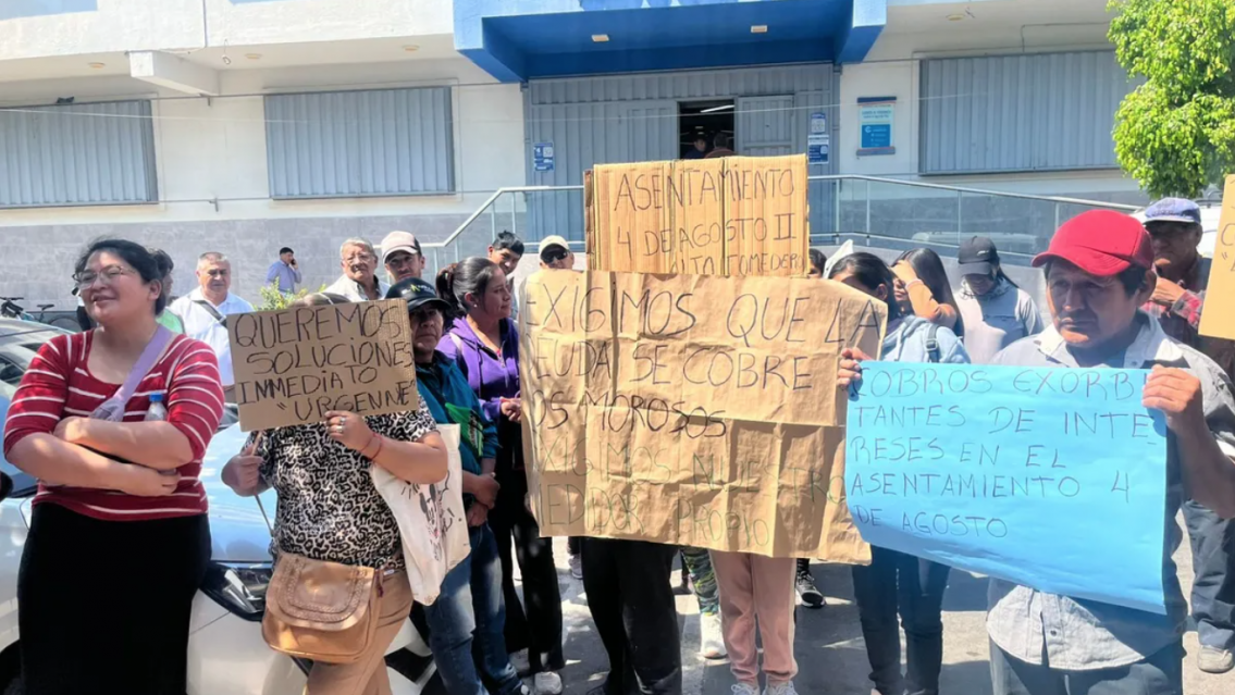 Vecinos de Alto Comedero protestaron en EJESA por cobros excesivos en medidores comunitarios