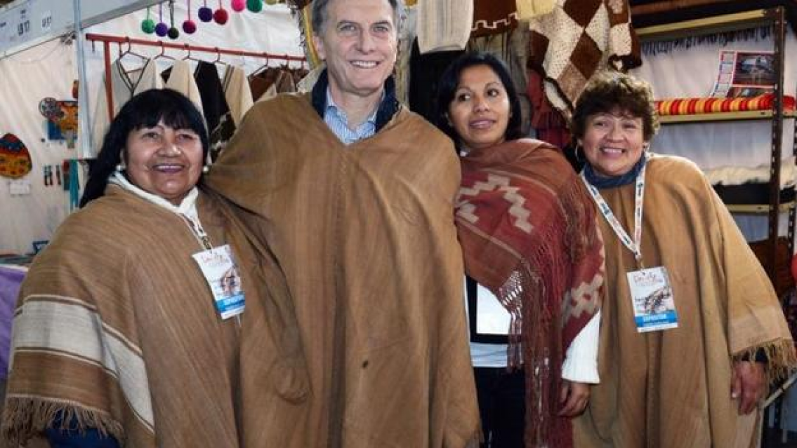 El poncho juje�o es marr�n y de fibra de vicu�a