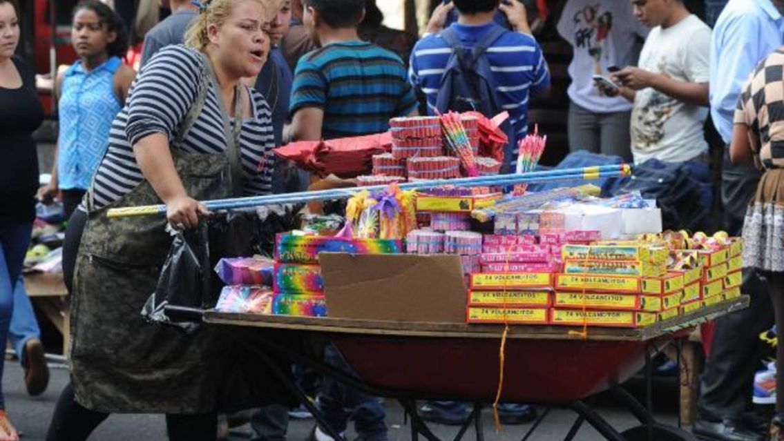 Los cohetes afuera de la calle: ambulantes jujeños no podrán vender pirotecnia