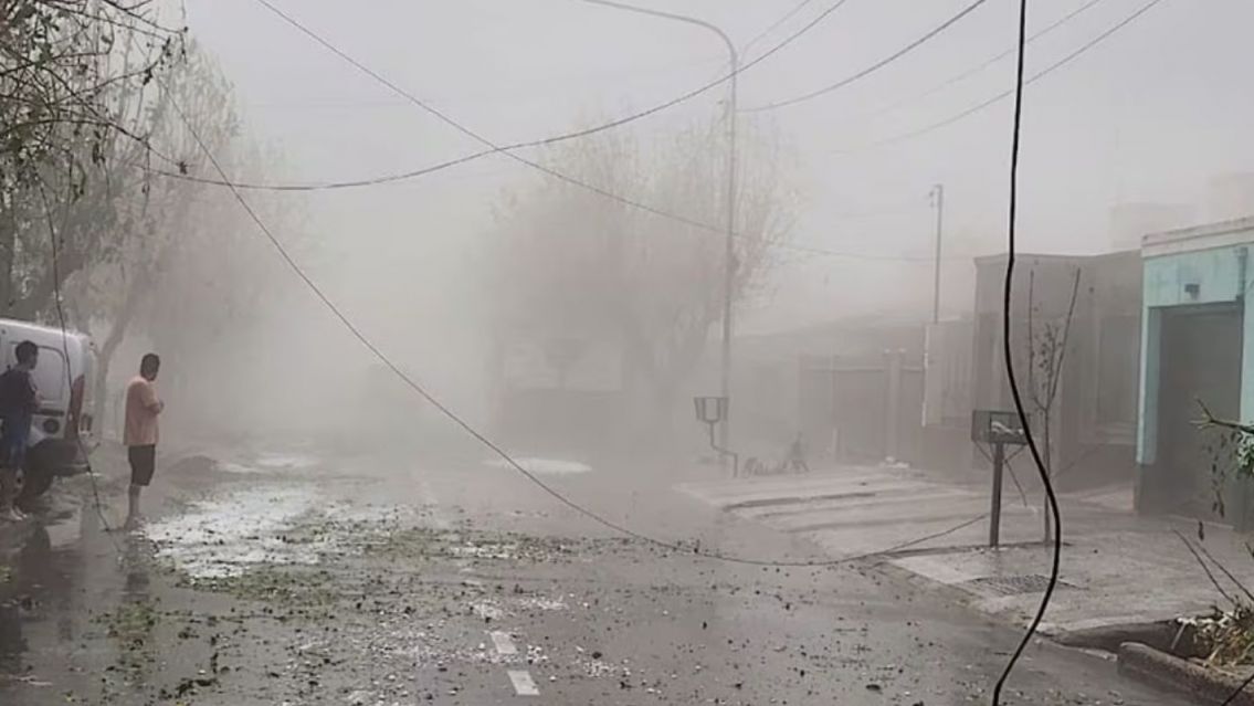 A limpiar la canaleta que se viene el agua: tremendo cambio en Jujuy