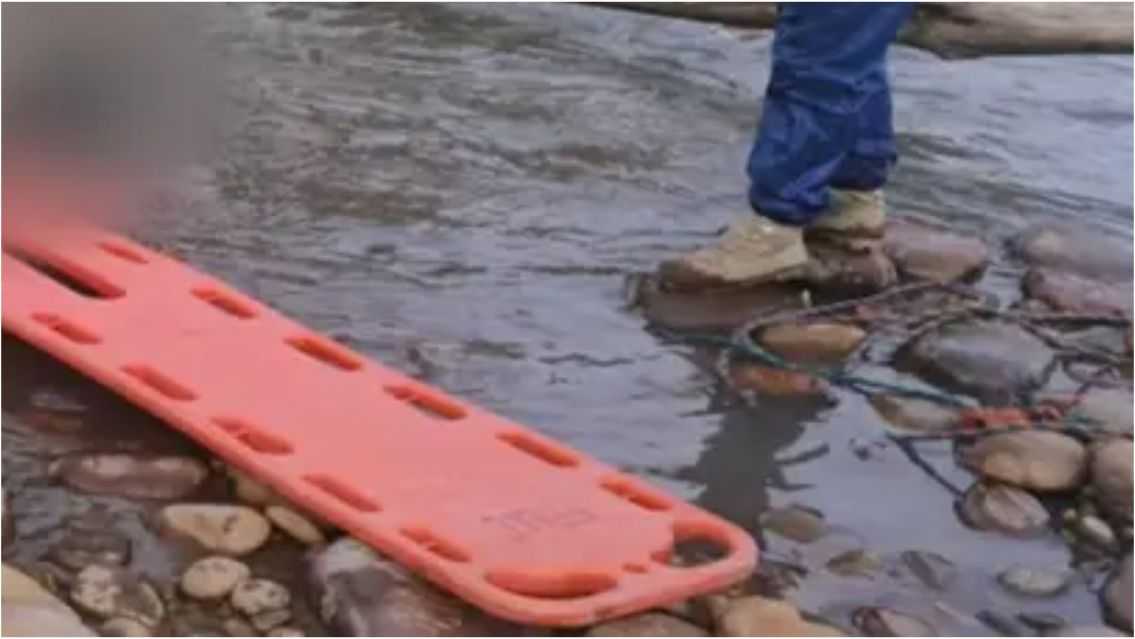 Encontraron un cuerpo sin vida al costado del río: estaba encadenado