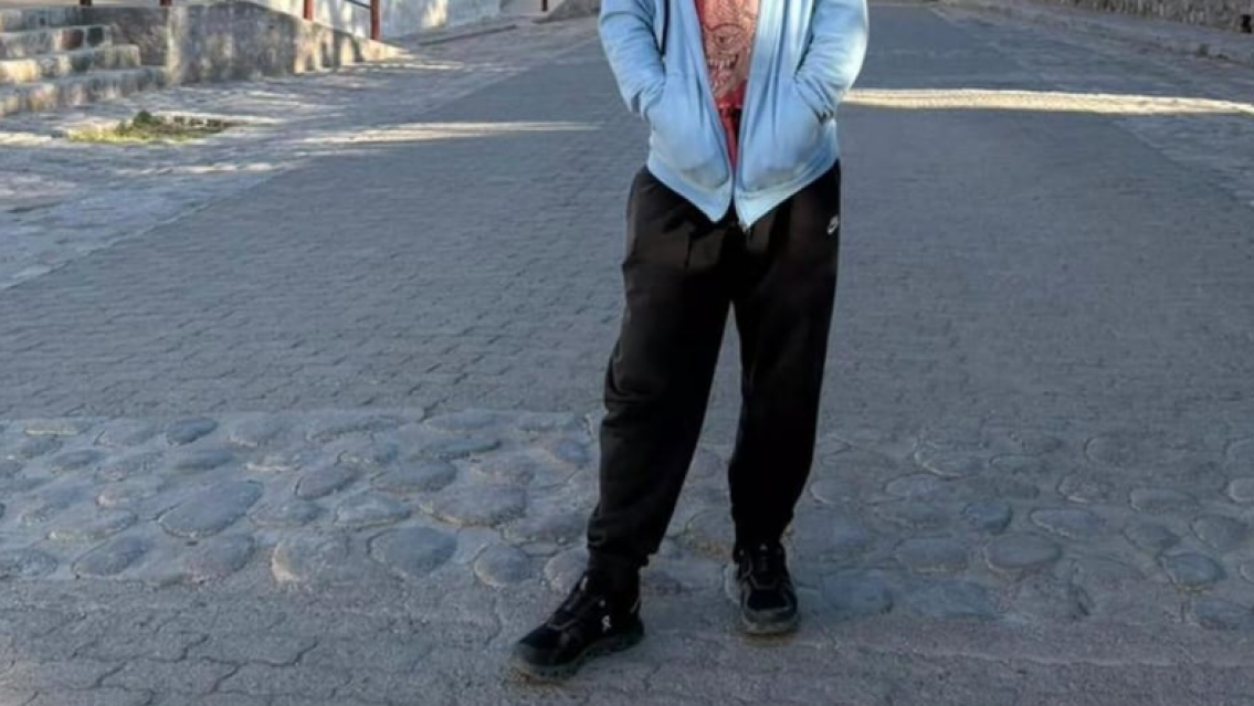 "De joggin y zapas": uno de los famosos más bochos del país paseó por el norte