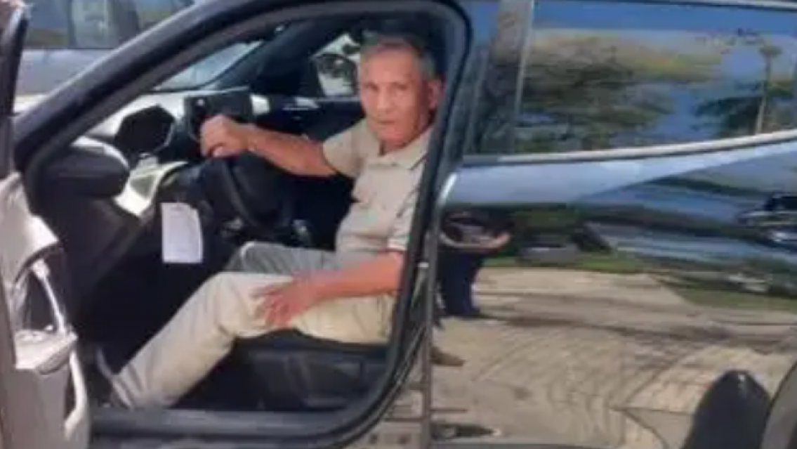 Abuelito norte�o compr� un 0 km con fallas y logr� que la concesionaria le entregue otro auto