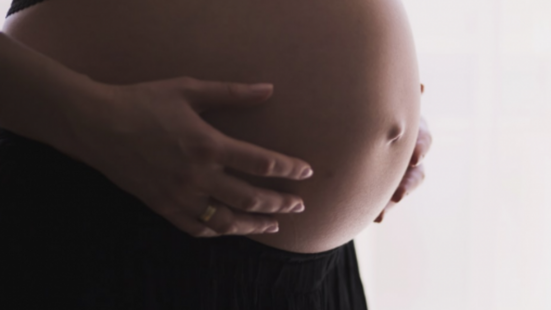 Joven de 17 a�os denunci� que su novio intent� agredirla para que perdiera el embarazo