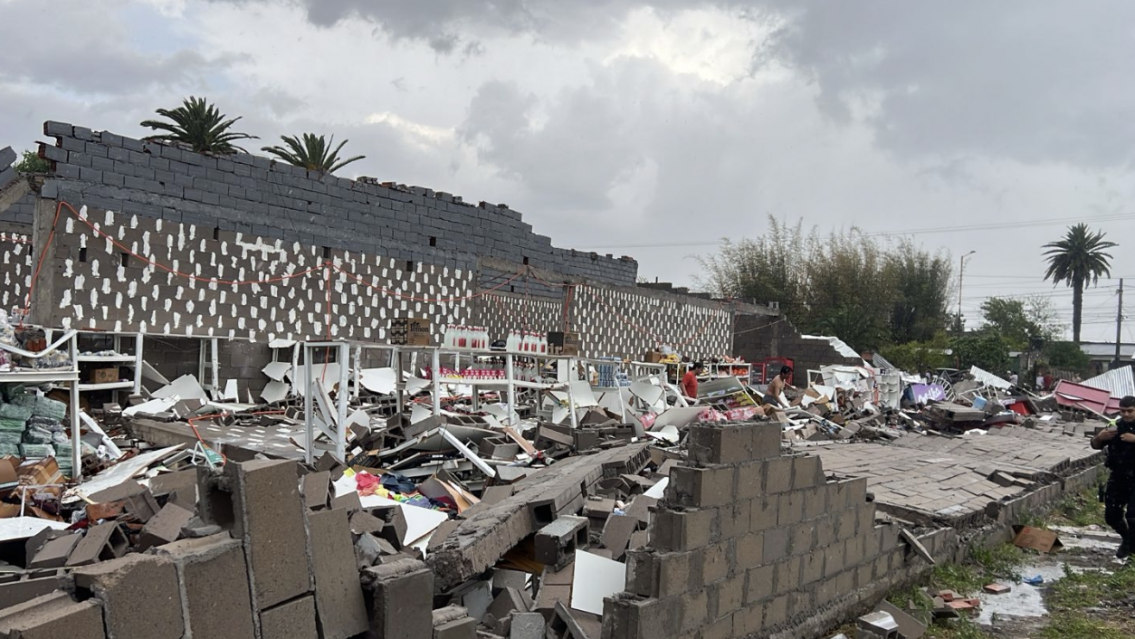 Por el temporal se vino abajo un supermercado y hubo intento de saqueo