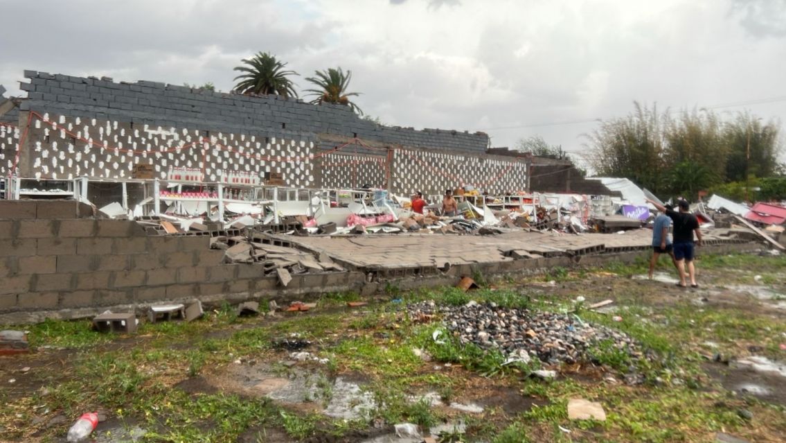 Se derrumbó un supermercado por una intensa tormenta en Tucumán