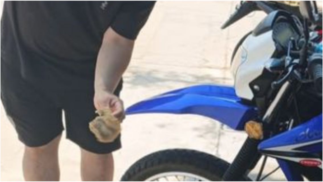 Dejó su moto en un lavadero, salió y publicó todo en Facebook: "Que se enteren..."