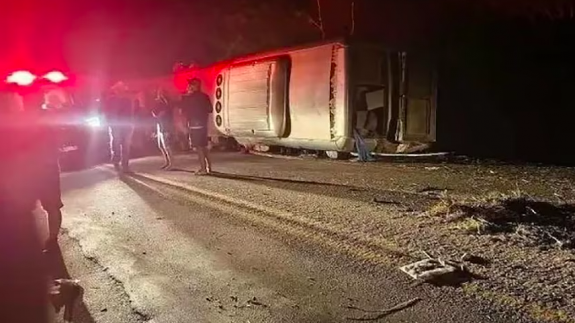Volcó un micro en la ruta: 16 pasajeros perdieron la vida