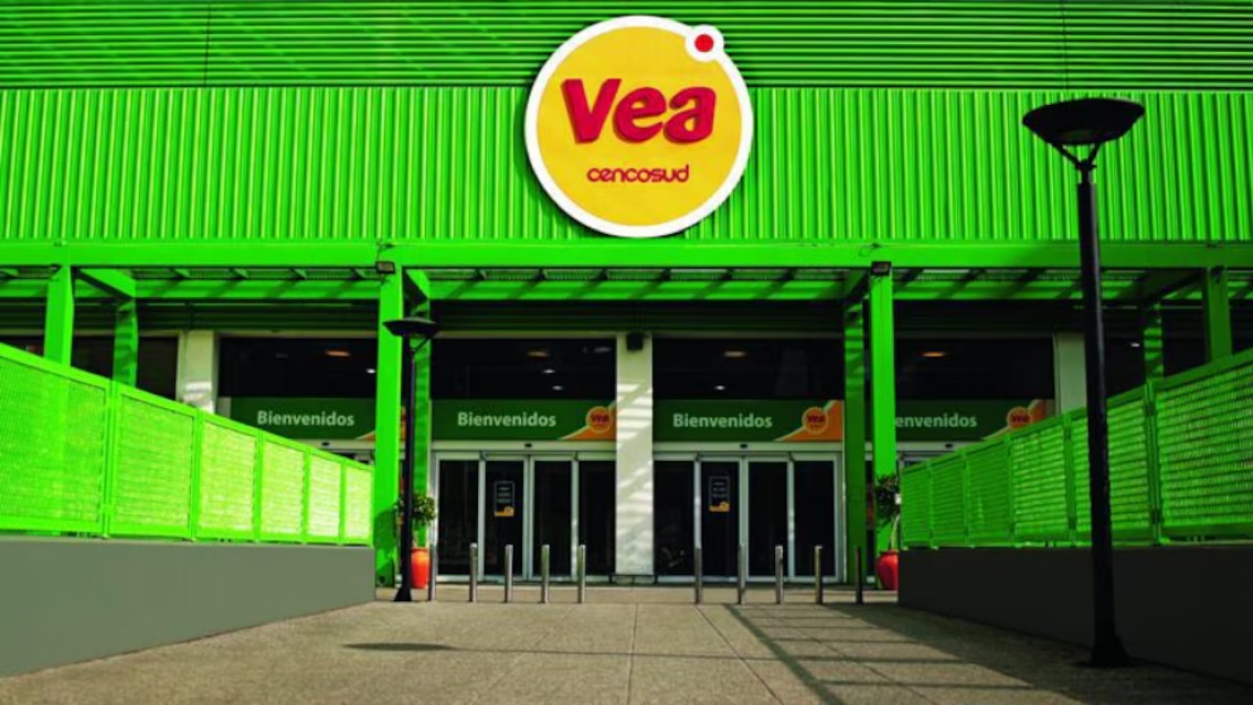 Empiezan a cerrar los súper Vea y ya hay 100 familias en la calle