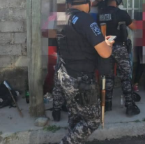 Hinchas de Gimnasia y Zapla se enfrentaron en la avenida Forestal: dos heridos y un auto destruido