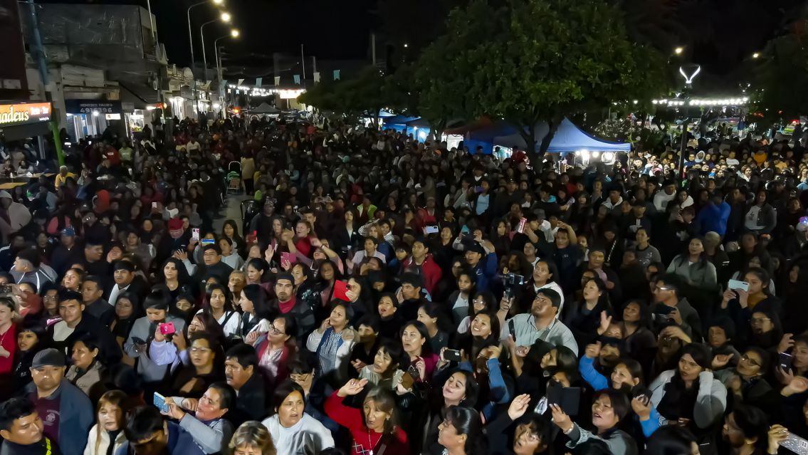 Multitudinario festejo por el Día de la Madre en la plaza San Martín