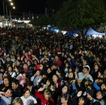 Multitudinario festejo por el Día de la Madre en la plaza San Martín