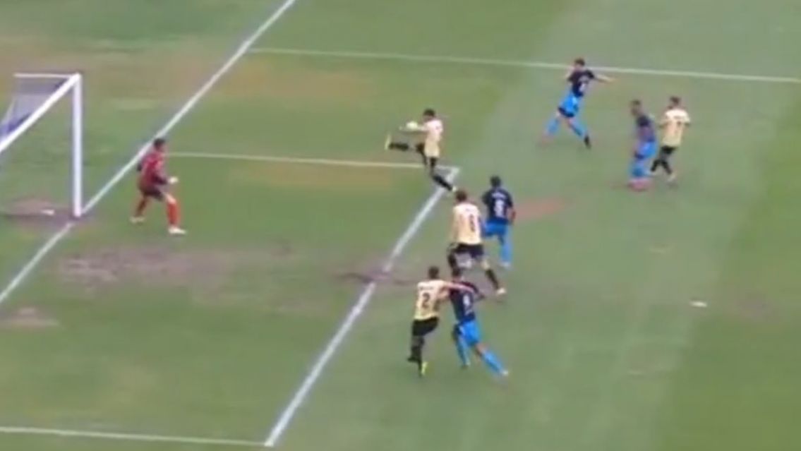 Grosero: el penal que Comesa�a no cobr� a Gimnasia de Jujuy�antes de la suspender el partido