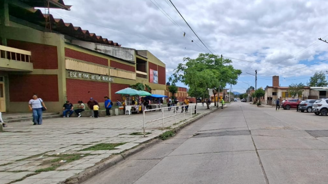 Pervertido jujeño se estaba tocando frente a la escuela y unas mamás lo increparon
