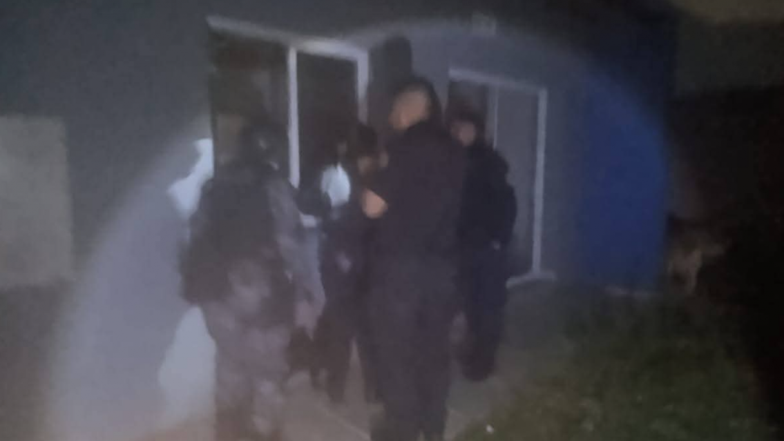 Caos en un barrio juje�o: una multitud quiso usurpar varias casas 