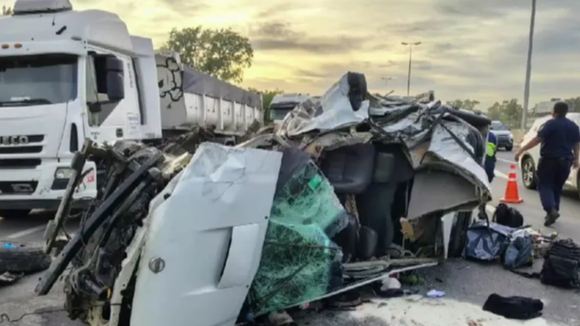 Dos muertos tras un choque brutal con un camión