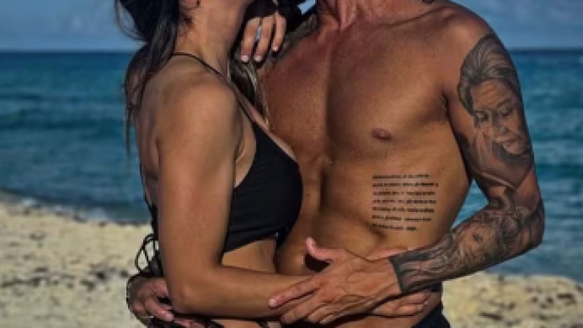 Pareja de mega famosos lo mostraron: él se tatuó el nombre de ella