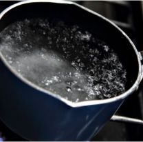 Se "endemoni&oacute;", agarr&oacute; una pava con agua hirviendo y todo termin&oacute; mal