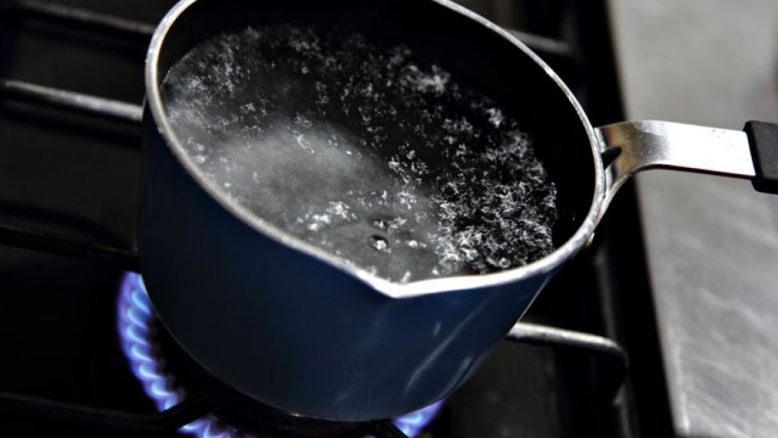 Se "endemonió", agarró una pava con agua hirviendo y todo terminó mal