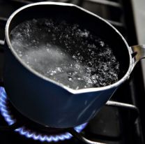 Se "endemonió", agarró una pava con agua hirviendo y todo terminó mal