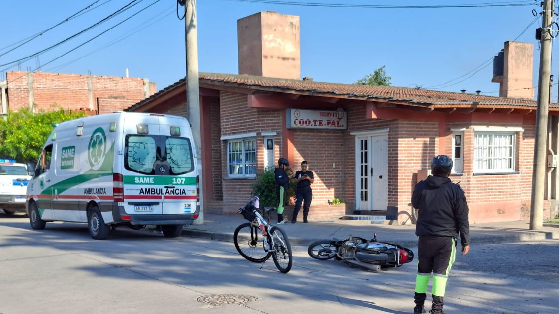 Adolescente juje�o iba a la escuela en moto y sufri� un grave accidente 