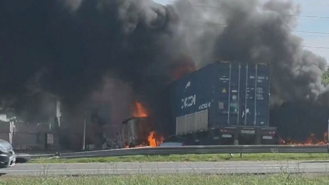 Dos camiones chocaron y se incendiaron: hay cinco muertos