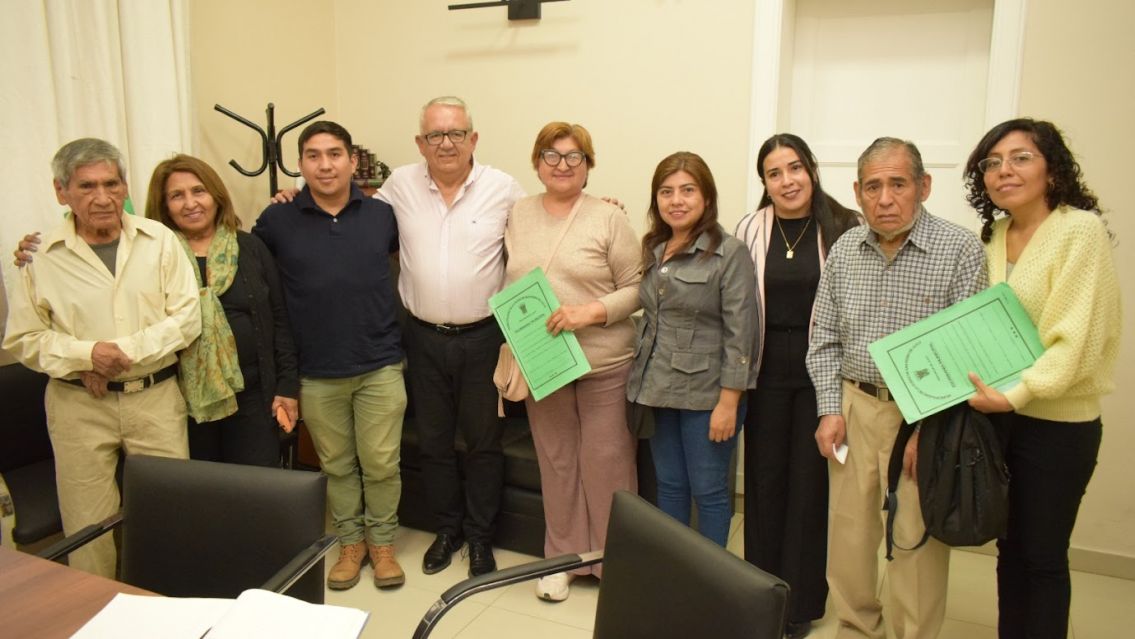 Julio Bravo entregó escrituras a familias de distintos barrios de San Pedro