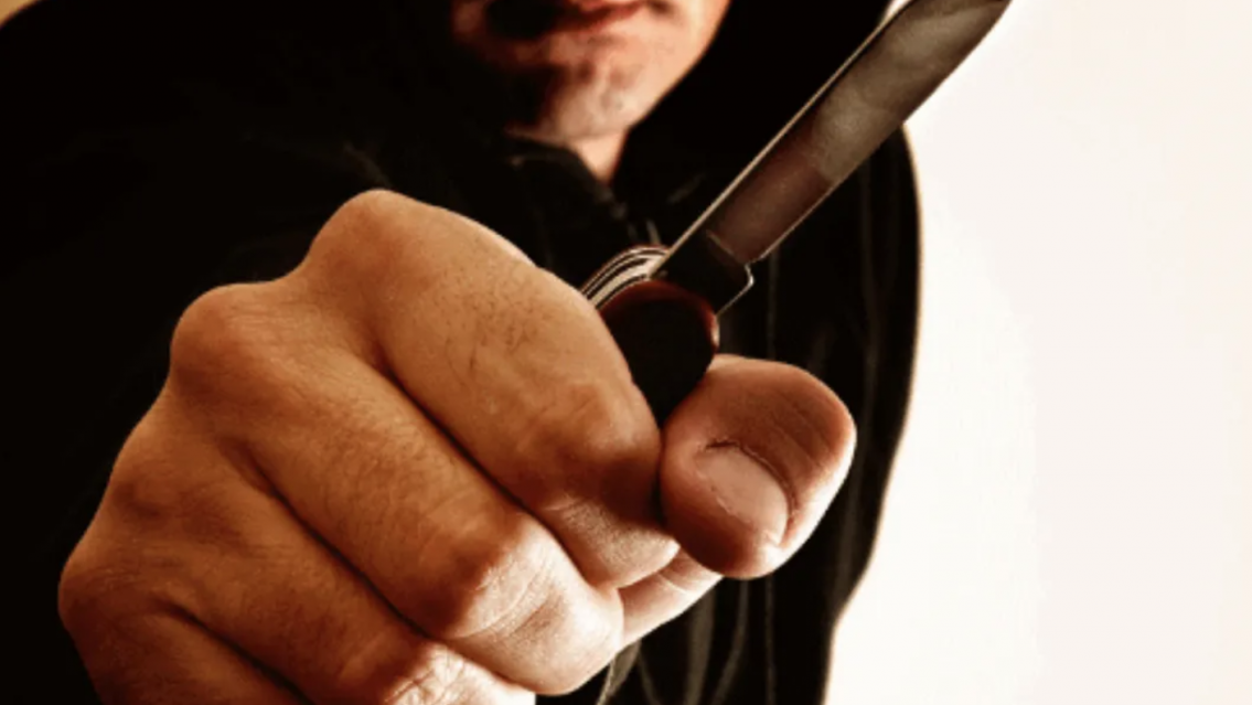 Violento robo en Libertador:�la quiso apu�alar y se llev� la caja del negocio�