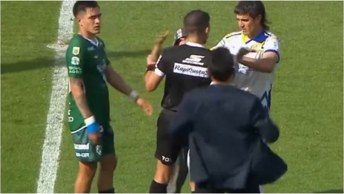 Hincha fuera de control: entró a la cancha y atacó al árbitro