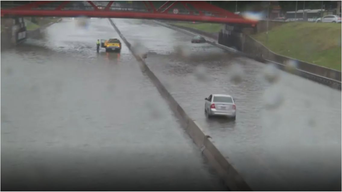 Un taxista se descompens� y muri� en medio de las inundaciones