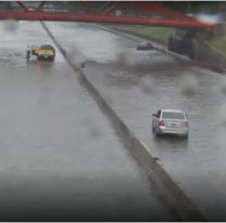 Un taxista se descompensó y murió en medio de las inundaciones