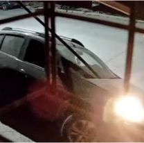 Perdió el control del auto, chocó contra un negocio y escapó del lugar