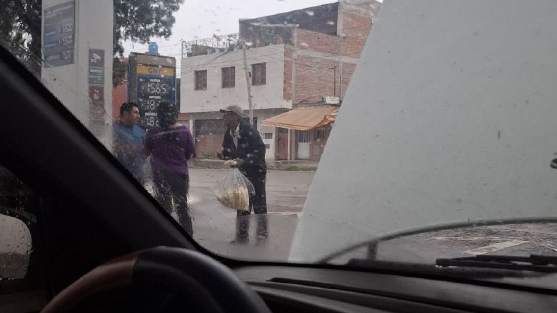 Coronel Arias: abuelito salió temprano a vender pochoclos en la estación de servicio