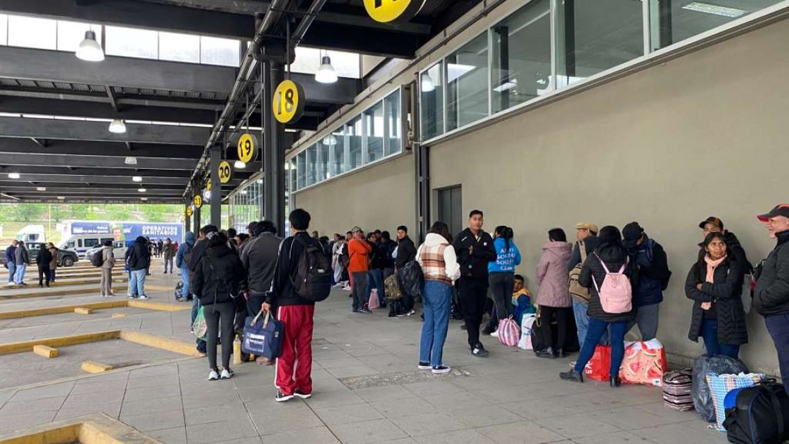 Tensi�n en la terminal de Jujuy: demoras y enojo por los colectivos gratuitos para votar