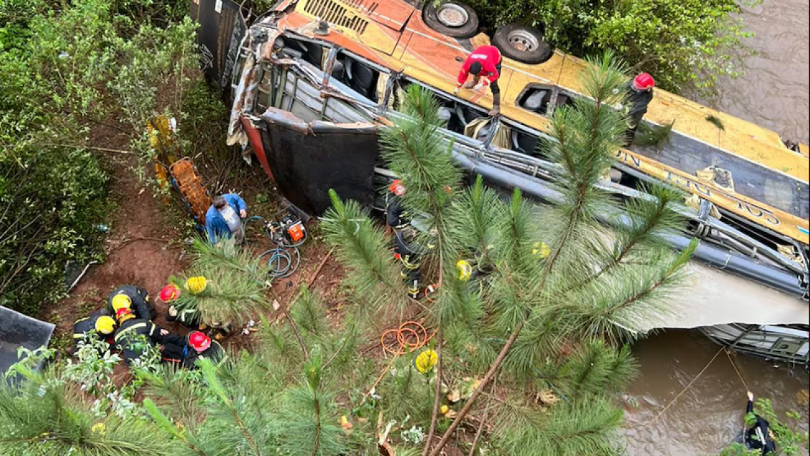 Tragedia a horas de las elecciones: colectivo de la empresa "Sol del Norte" cayó al vacío