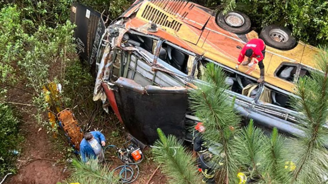 Varios muertos tras el vuelco del colectivo a horas de las elecciones