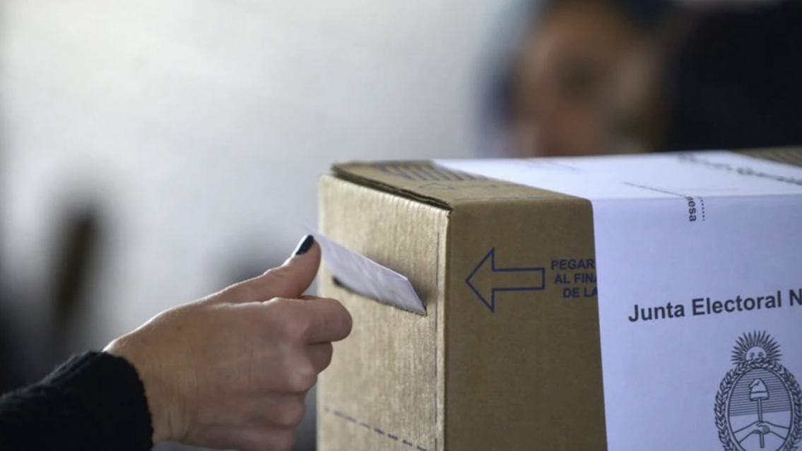 Una joven volvió al pago para votar y recibió un mensaje de su ex: "Me vuelvo loco"