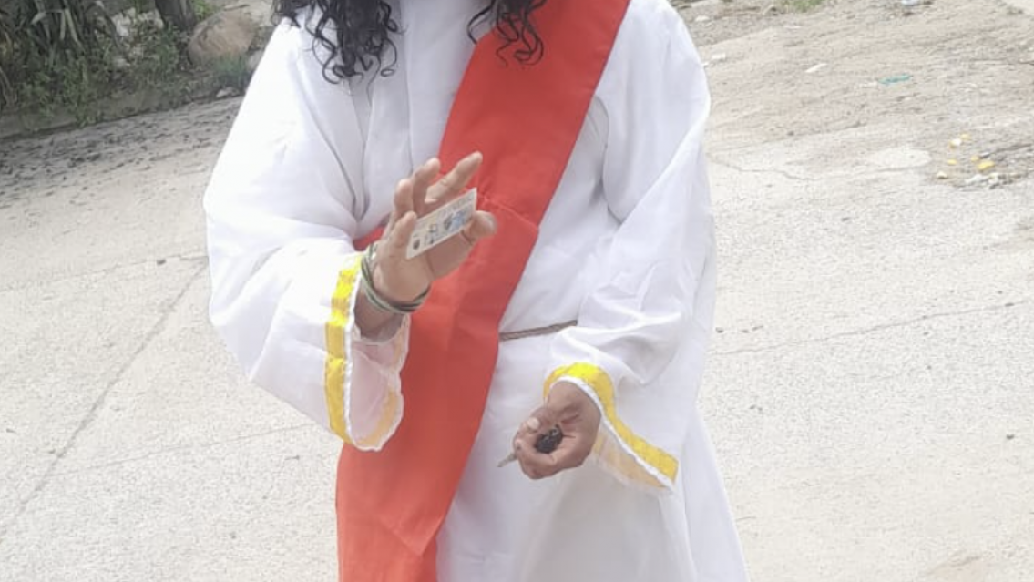 A favor y en contra: jujeño se presentó vestido de Jesucristo y así votó