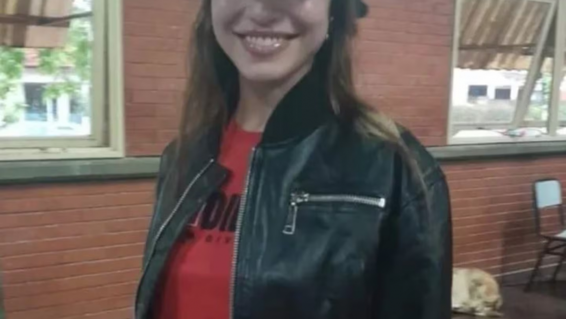 Emilia Mernes volvió a su pueblo y causó gran revuelo al asistir a la escuela a votar