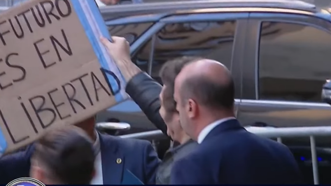 Milei lleg� sonriente al b�nker libertario: "El futuro es en libertad"