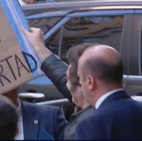 Milei llegó sonriente al búnker libertario: "El futuro es en libertad"