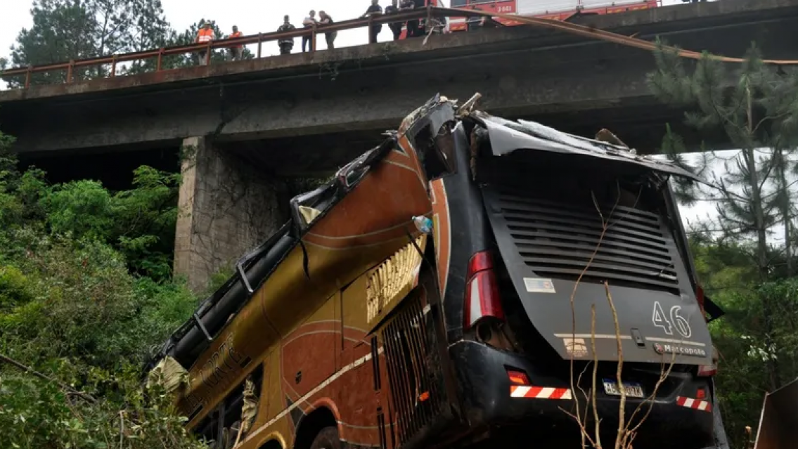 El mito de la dama de blanco que se adue�� del puente de la tragedia del micro